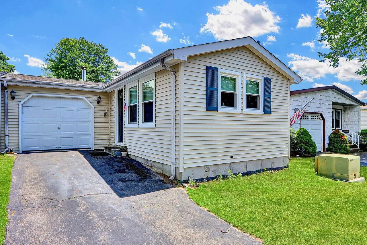 Photograph of 164 Village Circ W