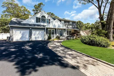 Photograph of 7 Whitespruce Lane