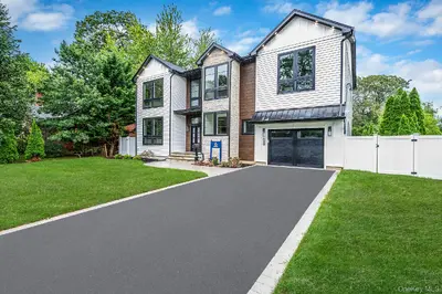 Photograph of 1555 Henry Road