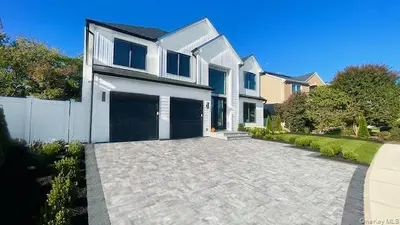 Photograph of 7 Crescent Cove Drive