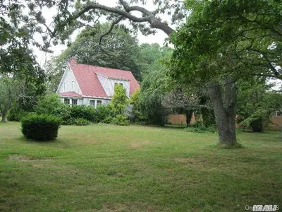 Photograph of 226 Gillette Avenue