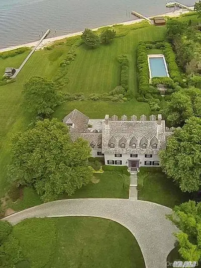 Photograph of 8 Bayberry Road