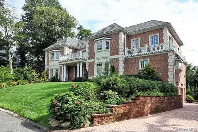 Photograph of 7 Round Hill Road