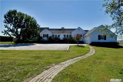 Photograph of 40 Tuthill Point Road