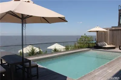 Photograph of 244 Bay Walk