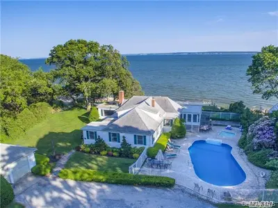 Photograph of 1459 Peconic Bay Boulevard
