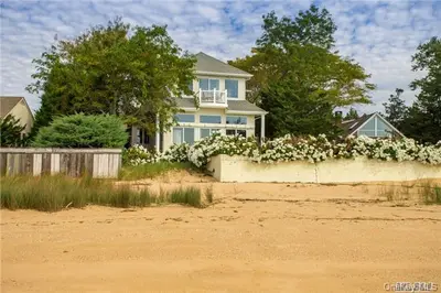 Photograph of 527 Peconic Bay Boulevard