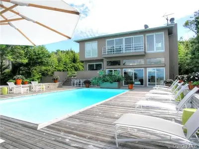 Photograph of 67 Bay Walk