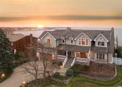 Photograph of 220 Harbor Lane