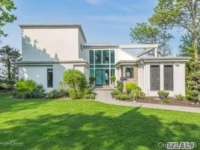 Photograph of 530 Asharoken Avenue