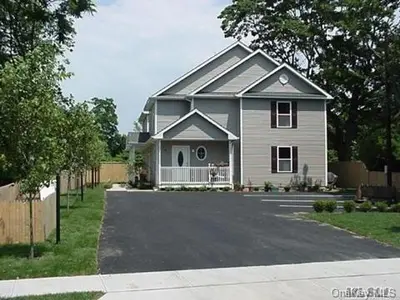 Photograph of 128 Sweezy Avenue