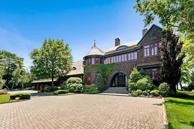 Photograph of 205 Asharoken Avenue