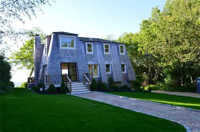 Photograph of 3605 Soundview Avenue