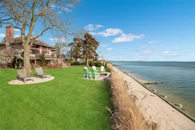 Photograph of 2826 Peconic Bay Boulevard