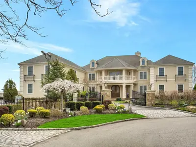 Photograph of 199 Peninsula Drive
