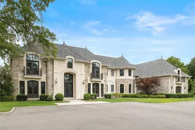 Photograph of 14 Quaker Ridge Drive