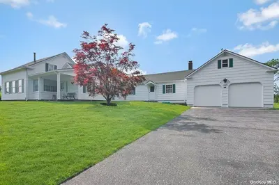 Photograph of 2606 Sound Avenue