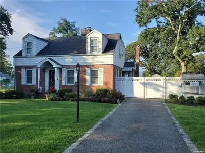 Photograph of 373 Great River Road