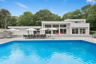 Photograph of 3 Fox Hollow Drive