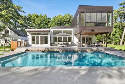 Photograph of 15 Woodland Lane