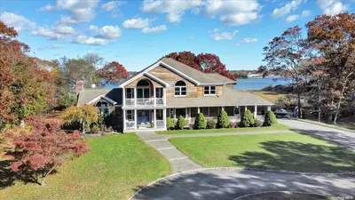 Photograph of 7 Old Mastic Drive