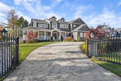 Photograph of 319 Dix Hills Road
