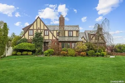 Photograph of 277 Lindenmere Drive