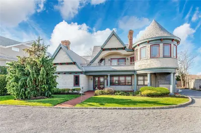 Photograph of 411 Asharoken Avenue