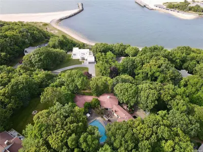 Photograph of 20 Waterview Drive