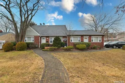 Photograph of 674 Deer Park Avenue