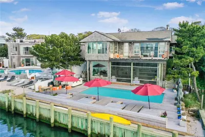 Photograph of 72 Bay Walk