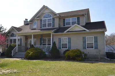 Photograph of 32 Woodlot Road