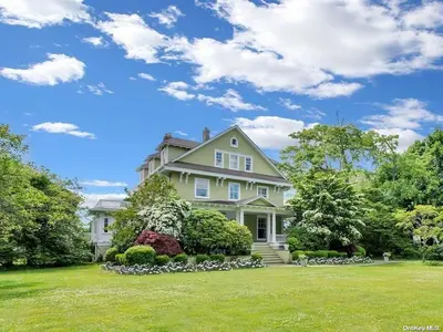 Photograph of 90 Thompson Avenue