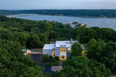 Photograph of 98 Shore Road
