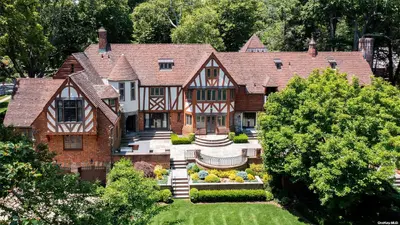 Photograph of 1 Somerset Drive