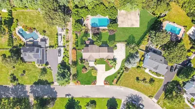 Photograph of 15 Ridgefield Drive
