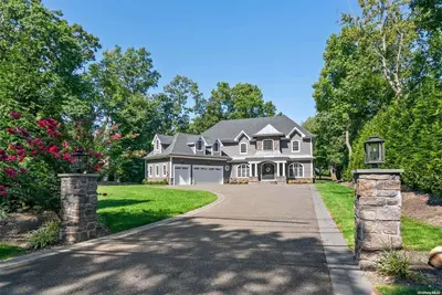 Photograph of 383 Vanderbilt Parkway