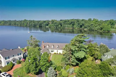 Photograph of 170 Connetquot Drive