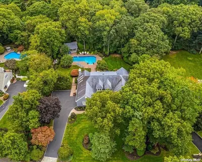 Photograph of 11 Equestrian Court