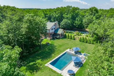 Photograph of 215 Colony Road