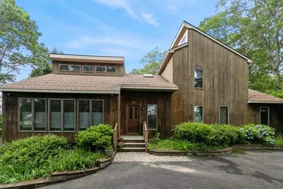 Photograph of 1572 Middle Road
