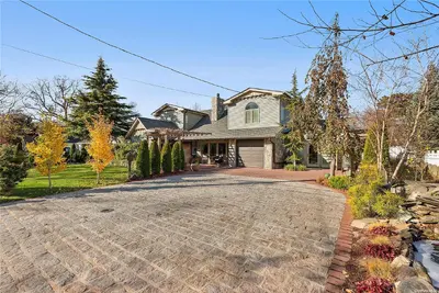 Photograph of 33 Nancy Boulevard