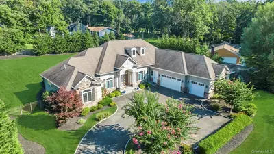 Photograph of 6 Buttonwood Drive